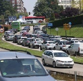 Atascos en la entrada a Oviedo por la plaza de Castilla.