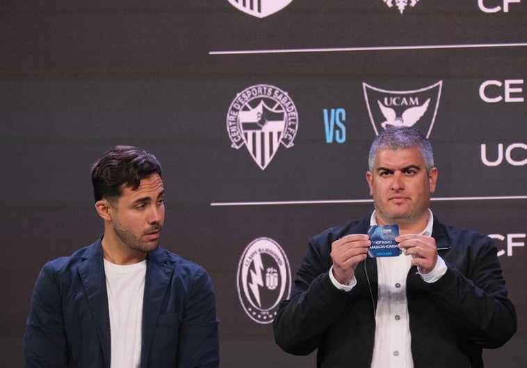 Miguel Linares, director deportivo del Real Avilés, observa el papel sacado por Álex Huerta, director deportivo del Numancia, que contiene el nombre del rival de los blanquiazules.