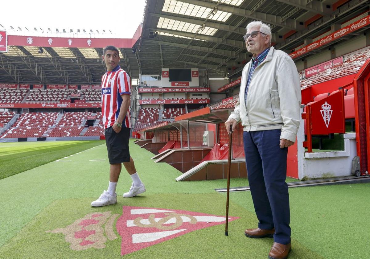 El Molinón. Cote y su abuelo pisan el césped juntos, en la semana en la que el lateral disputará su último duelo en el feudo rojiblanco.'Güelu' y nieto caminan por el puente que lleva al campo sobre el río Piles.