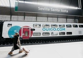Un tren de Ouigo, en la sevillana estación de Santa Justa