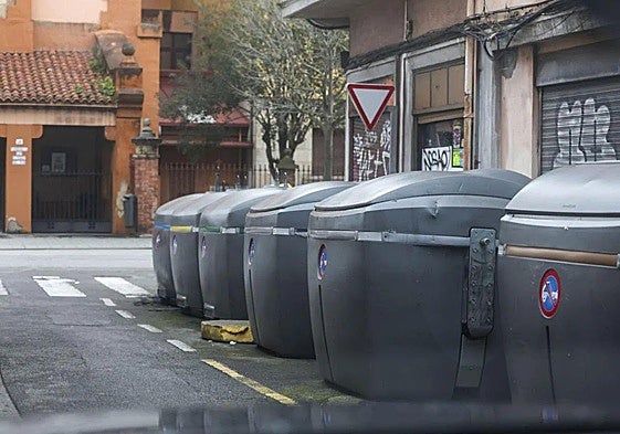 Contenedores en la calle Mariano Pola de Gijón donde se buscó el supuesto feto.