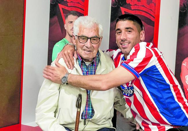 El de Roces abraza a su 'güelu' ehn la taquilla del todavía lateral rojiblanco.