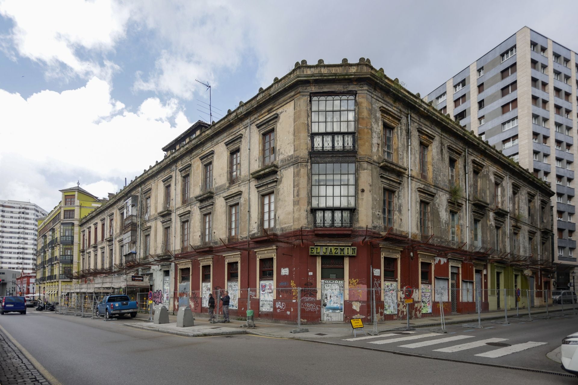 Las vallas que rodean el inmueble hacen presagiar el comienzo de las obras.