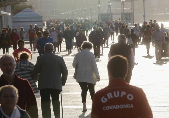 El paseo del Muro de Gijón.