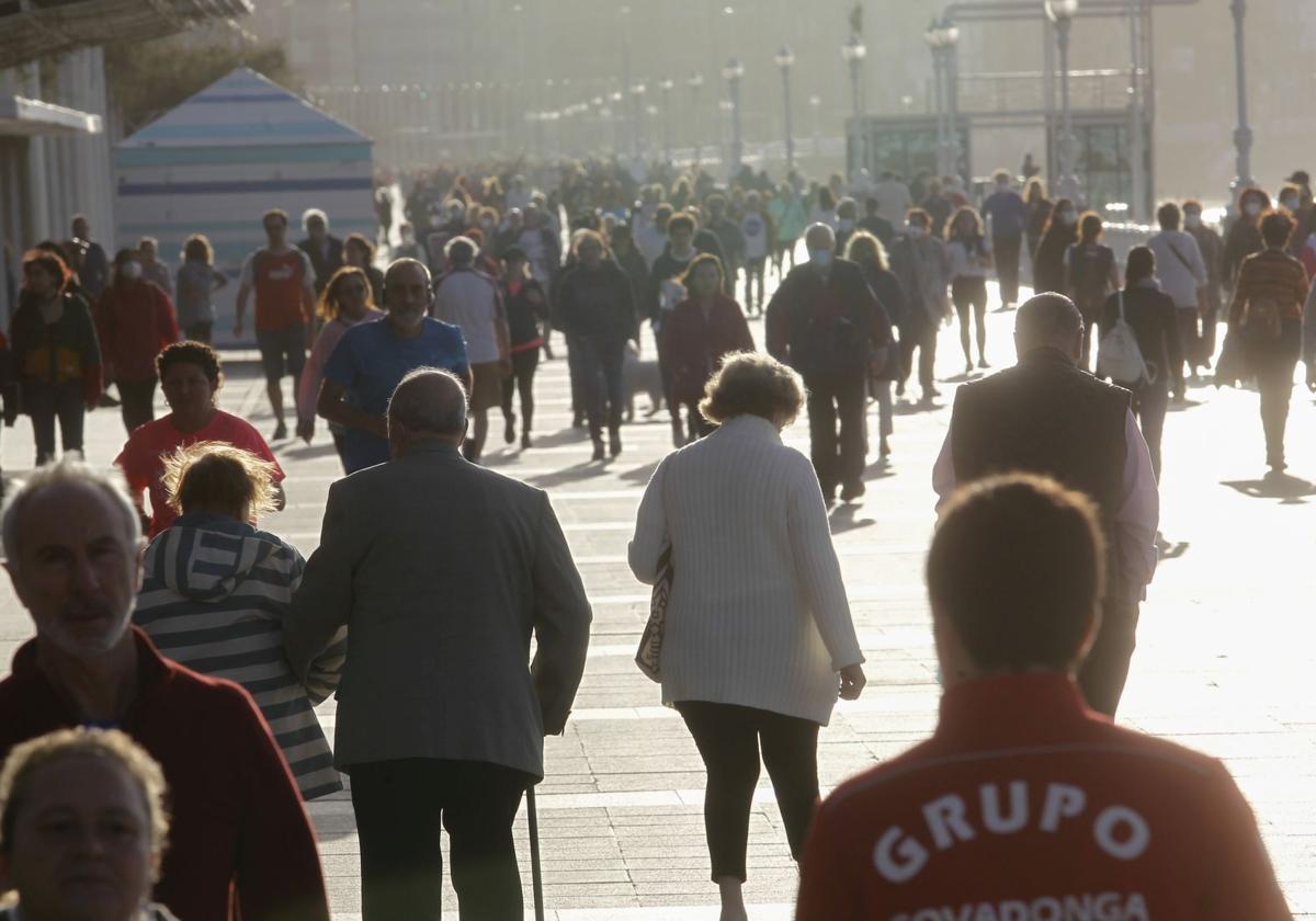 El paseo del Muro de Gijón.