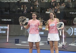 Delfi Brea y Gemma Triay con el trofeo del Gijón Premier Padel.