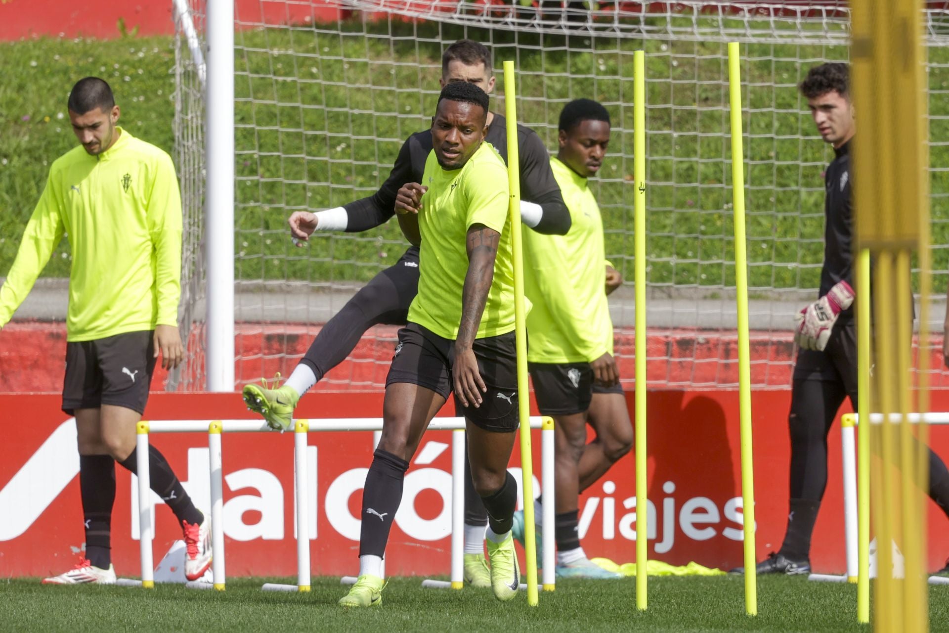 Juan Otero, durante el entrenamiento de este martes en Mareo.