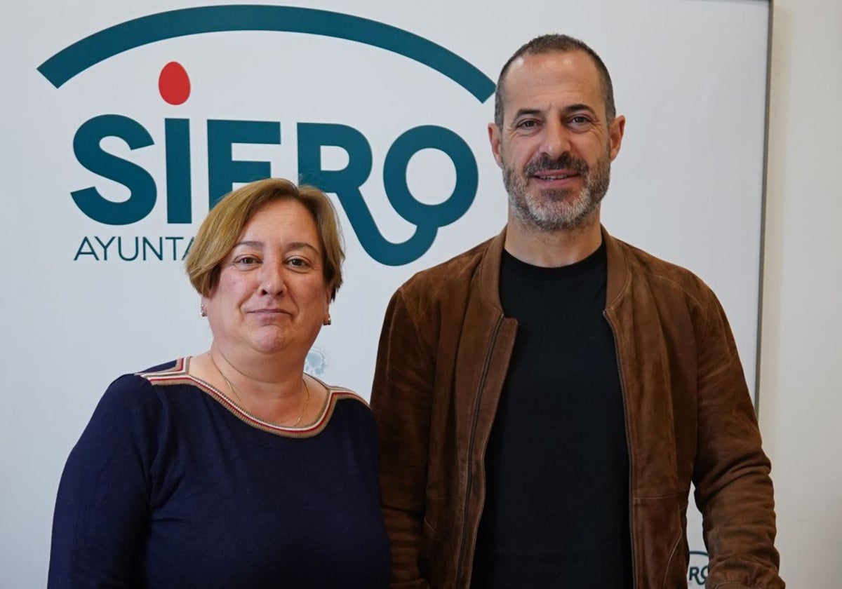 La edil Ana Nosti y el alcalde Ángel García en la presentación del mercado.