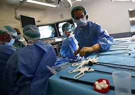 Intervención quirúrgica en el Hospital Universitario Central de Asturias.