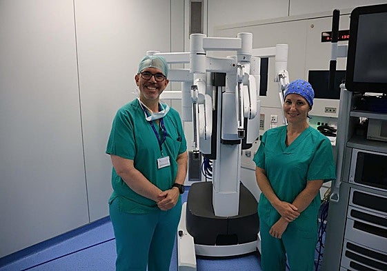 Franzo Marruffo, jefe de Urología, y Corina Pérez, junto a los 'brazos' del robot Da Vinci de la Fundación Hospital de Jove