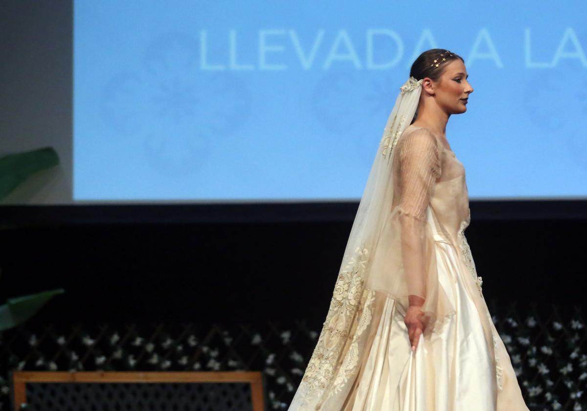 Una modelo desfila con un traje de novia de Lucila Gulías.