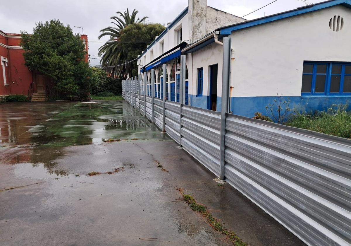 El vallado colocado alrededor del inmueble, ayer.