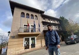 El alcalde, Adrián Gayo, ante la Casa Consistorial tevergana.