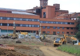 Estado actual de las obras para la ampliación del Hospital de Jove, en fase de excavaciones.