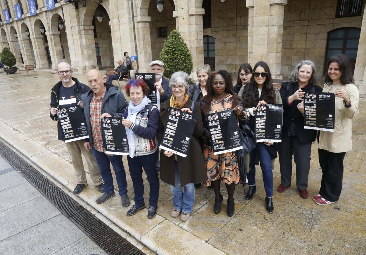 Los representantes de las entidades colaboradoras en la organización de 'Afrilés' muestran el cartel de esta tercera edición.