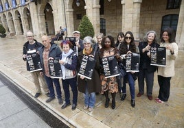 Los representantes de las entidades colaboradoras en la organización de 'Afrilés' muestran el cartel de esta tercera edición.