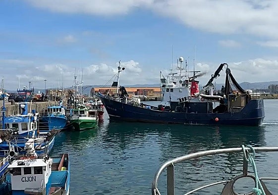 Un pesquero vasco choca contra otro asturiano en El Musel de Gijón