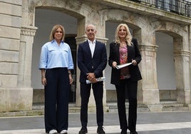 Los ediles Eva Iglesias, Jesús Abad y Aurora Cuenfuegos.