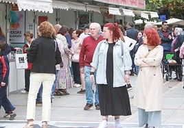 Asistentes a la Feria del Libro de Gijón de 2024.