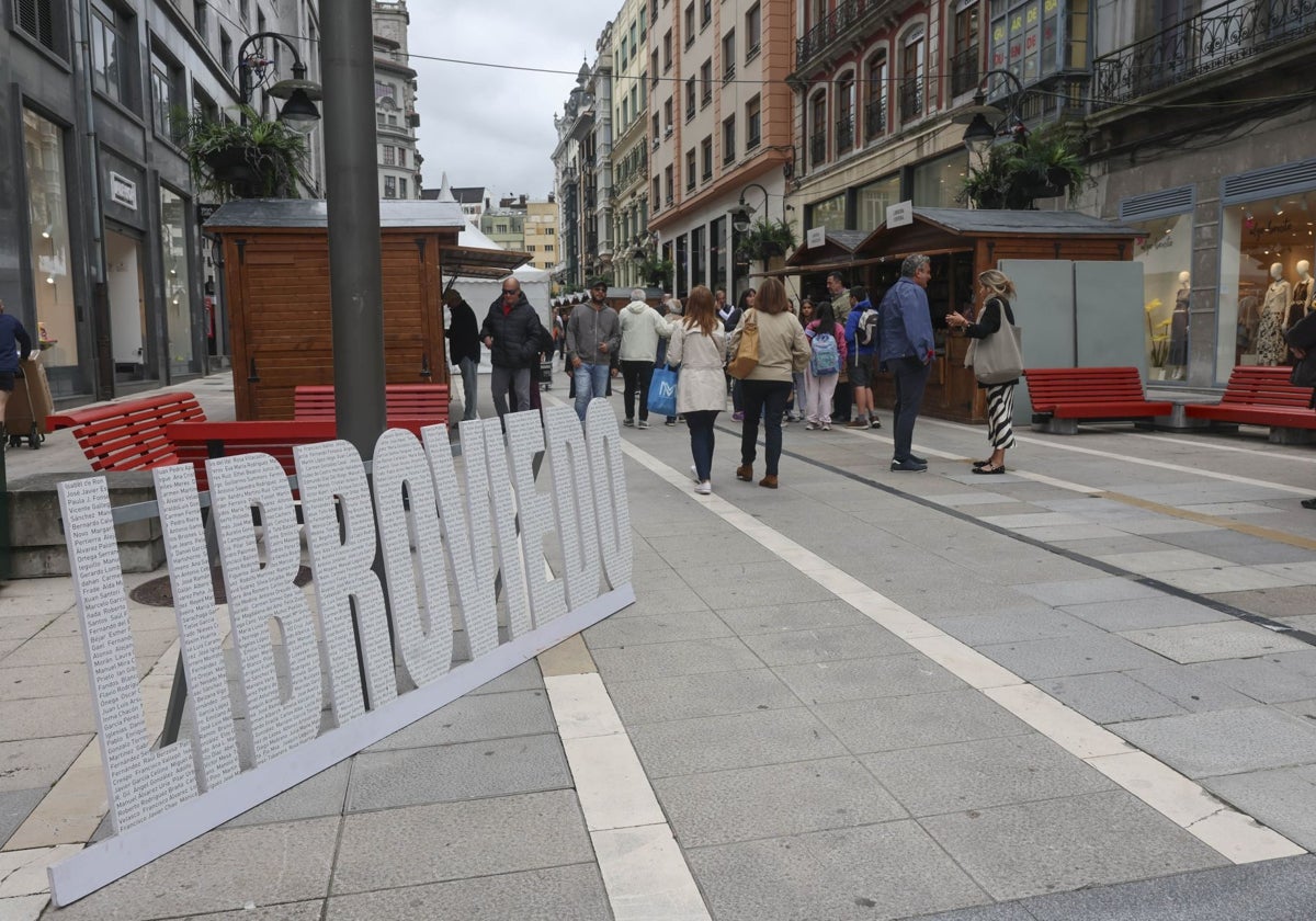 LibrOviedo toma el centro de la capital para reivindicar la literatura y «defender nuestra cultura»
