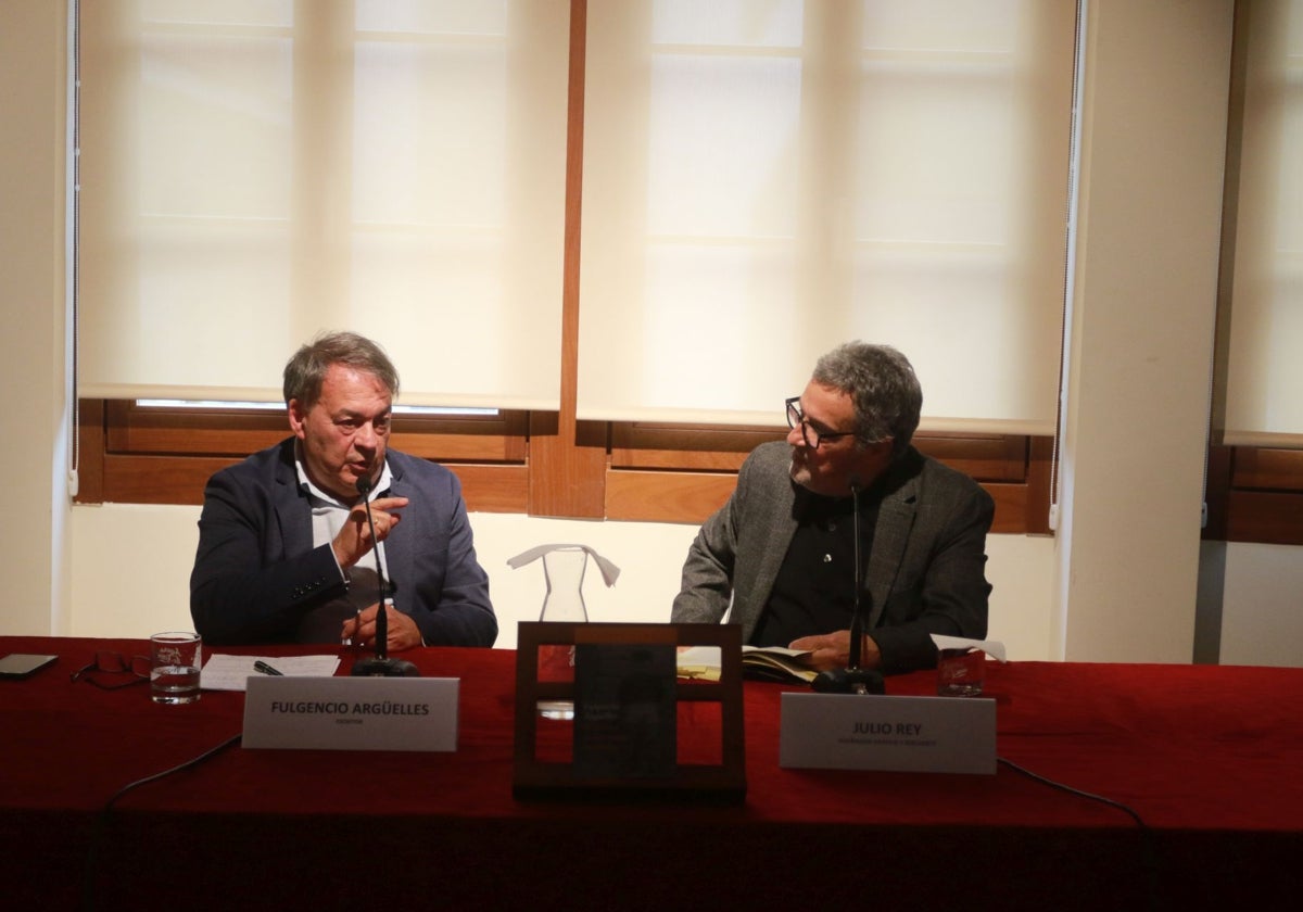 Fulgencio Argüelles y Julio Rey, durante la presentación de 'El desván de las musas dormidas'.