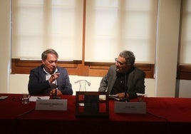 Fulgencio Argüelles y Julio Rey, durante la presentación de 'El desván de las musas dormidas'.