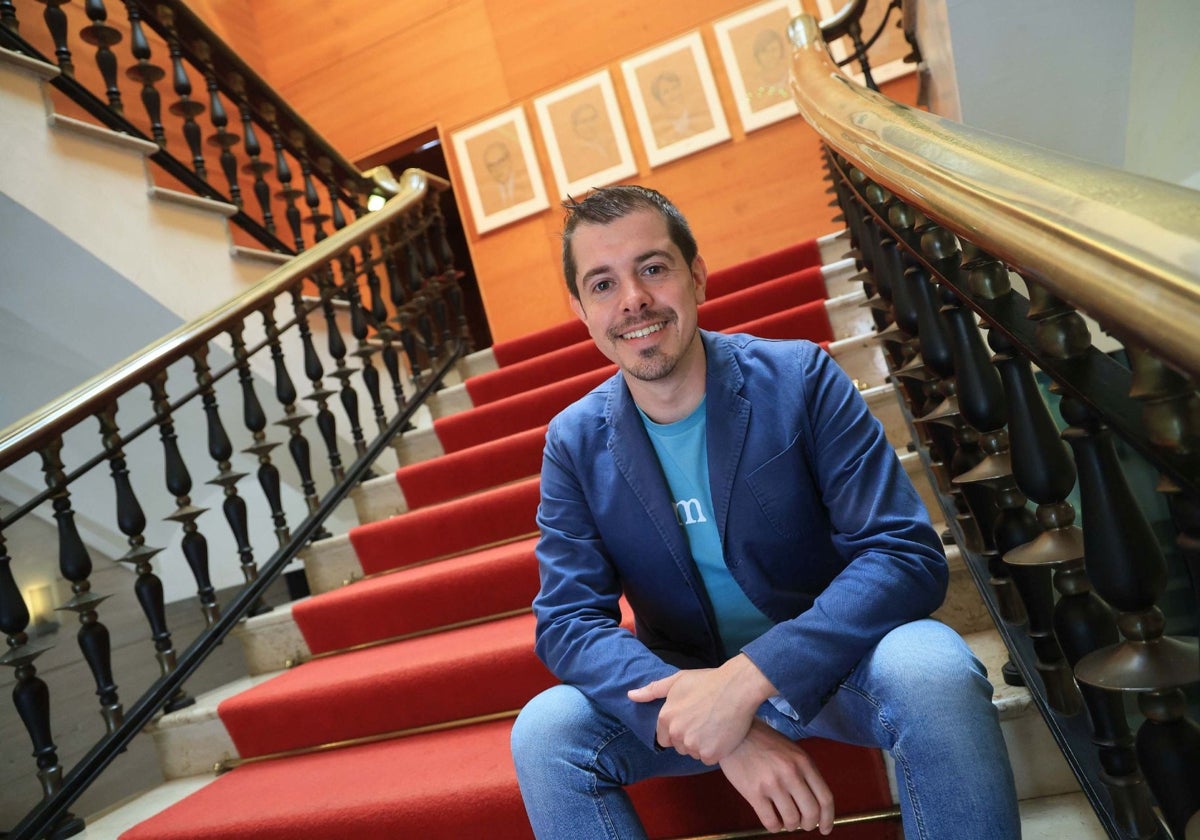 Javier Suárez Llana, portavoz de IU en Gijón, en las escaleras de la Casa Consistorial.