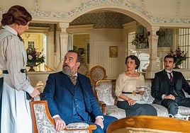 La enfermera Emilia habla con el marqués de Luján, doña Leocadia y el capitán De la Mata en una escena de 'La Promesa'.