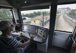 Un maquinista dirige un tren en la línea C-4, entre Candás y Avilés.