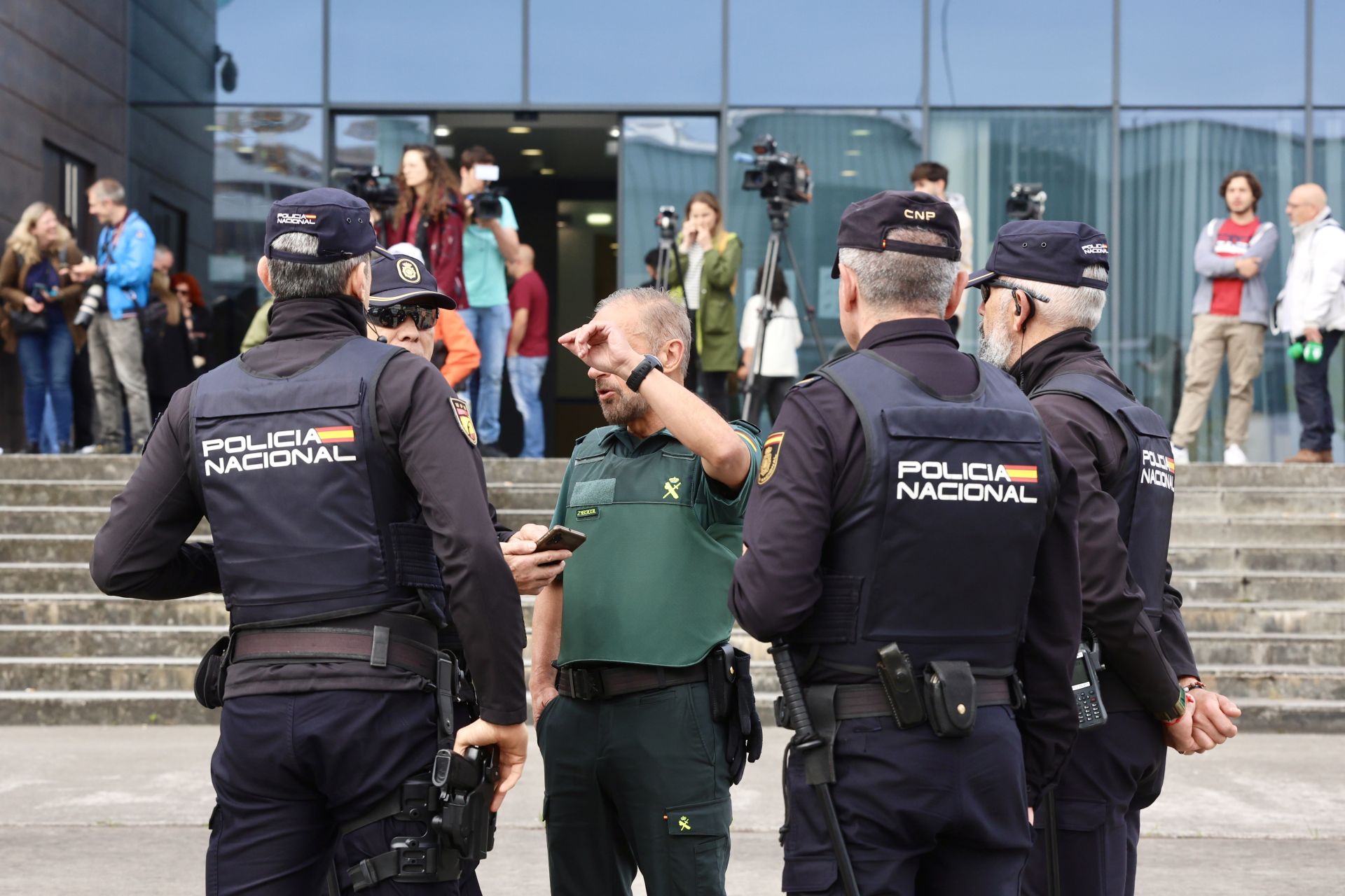 Policías, guadias civiles y medios de comunicación en el Palacio de Justicia de Gijón, donde declarará Claudia Montes.