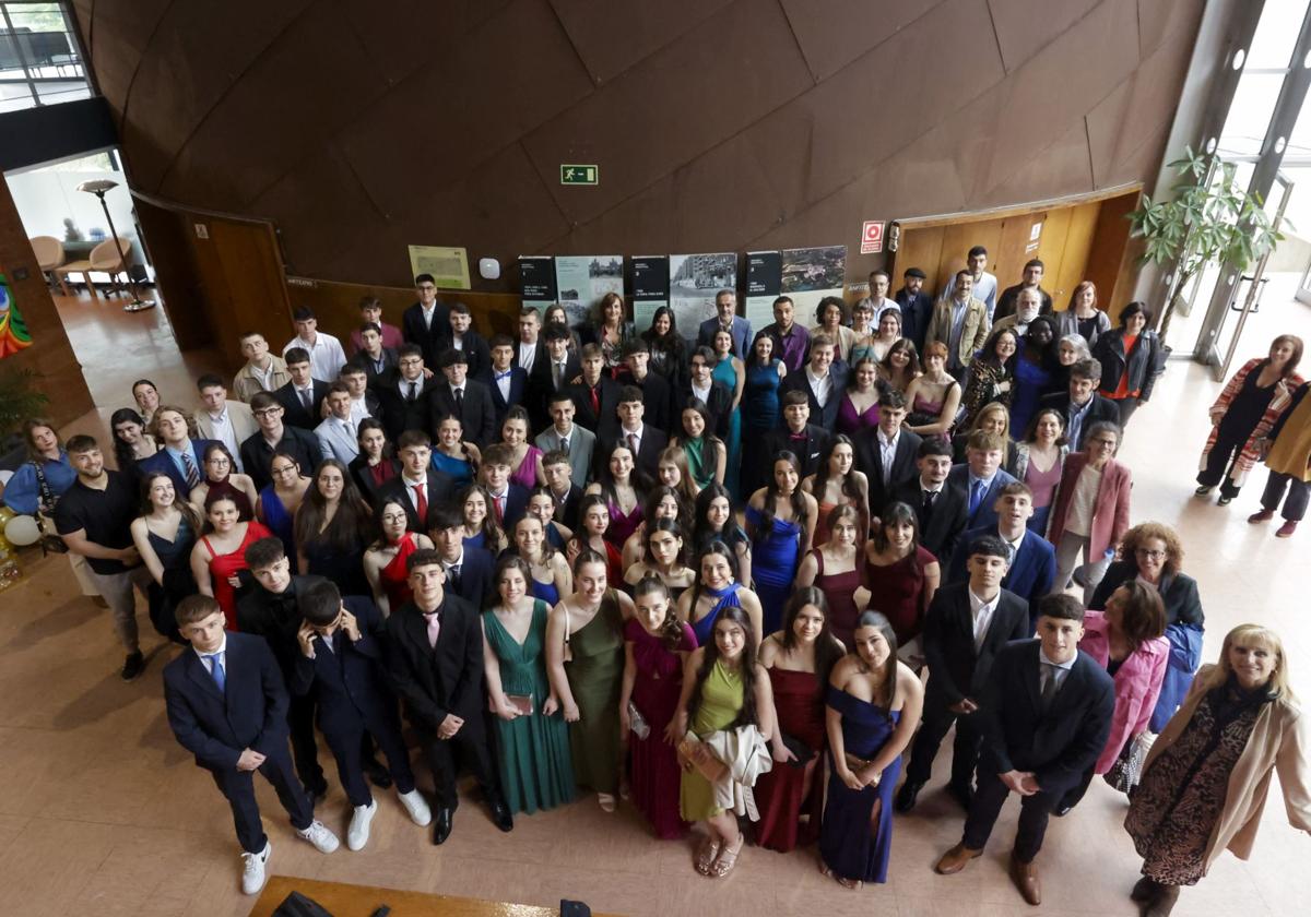 Noventa alumnos del Padre Feijoo de Gijón celebran su graduación