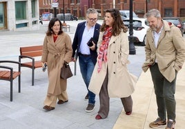 María López Castro, directora general de Infraestructuras del Ayuntamiento; Gilberto Villoria, concejal de Infraestructuras Urbanas y Rurales; Marta Martínez Maese, del Servicio de Obras Públicas del Ayuntamiento, y el responsable de la empresa que ejecutó la obra.