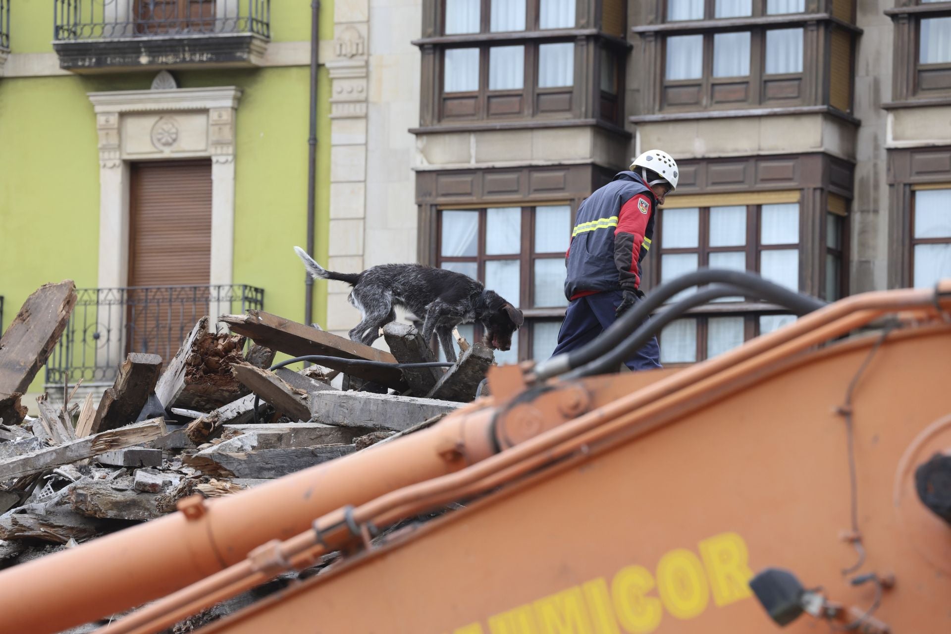 Simulacro de búsqueda de personas entre escombros en el edificio de la plaza de Europa, en Gijón