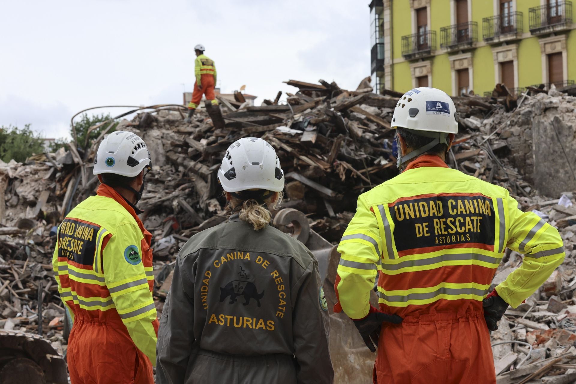 Simulacro de búsqueda de personas entre escombros en el edificio de la plaza de Europa, en Gijón