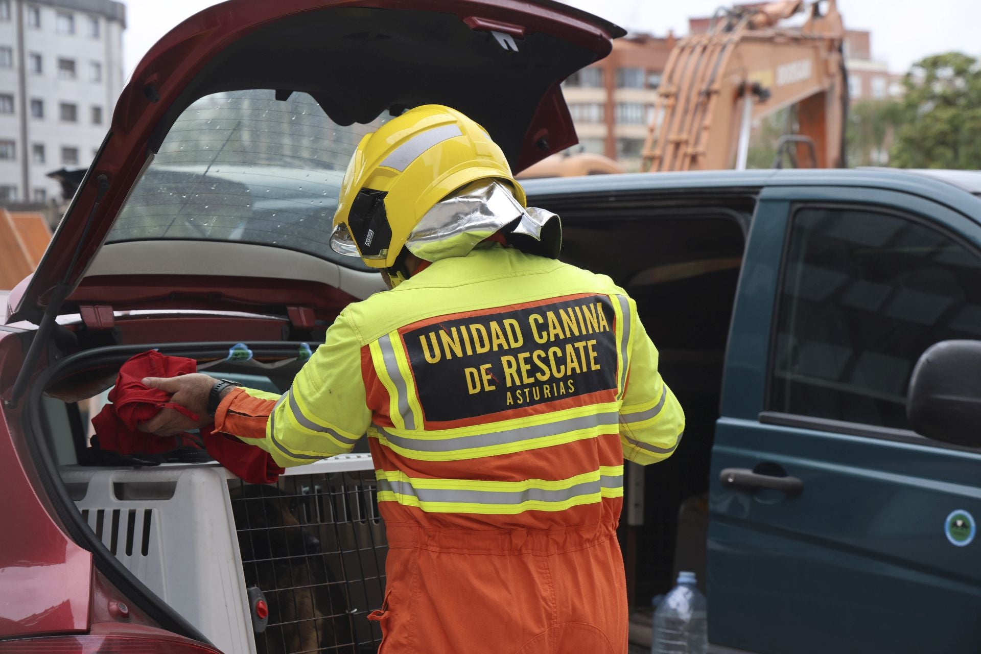 Simulacro de búsqueda de personas entre escombros en el edificio de la plaza de Europa, en Gijón