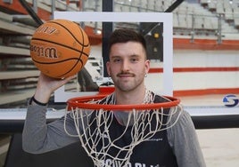 El capitán del Círculo Gijón Noega Baloncesto, Samu Barros, ayer, antes del inicio del entrenamiento.