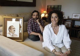 Sergio y Elena Marqués Prendes, los dos hijos mayores de Sergio Marqués Fernández y Elena Prendes, en el domicilio gijonés del primero, con un retrato de su padre.