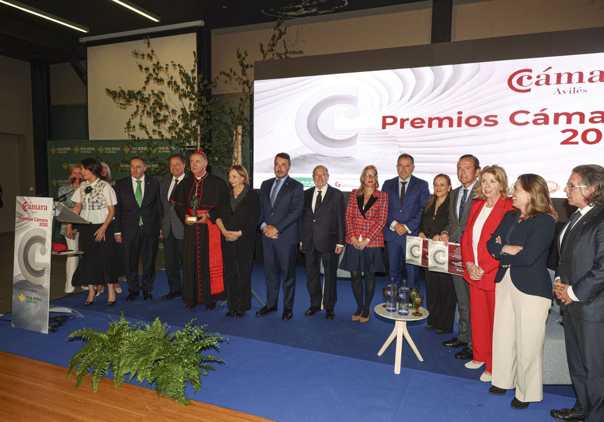 Los premiados posan al final con las autoridades presentes.