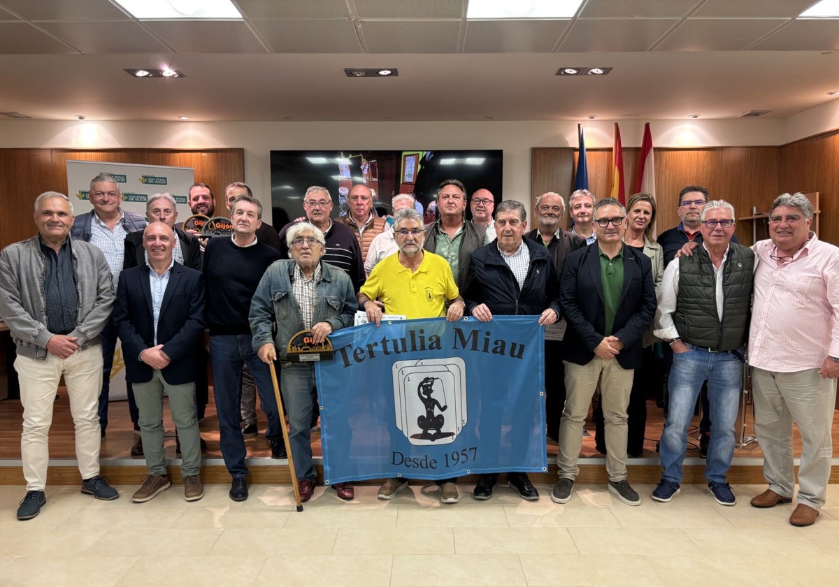 Los ganadores del concurso de Mus, con autoridades y organizadores.