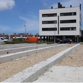 Cimentación sobre la que se colocarán los módulos prefabricados que albergarán el consultorio de La Camocha mientras duren las obras del nuevo edificio.