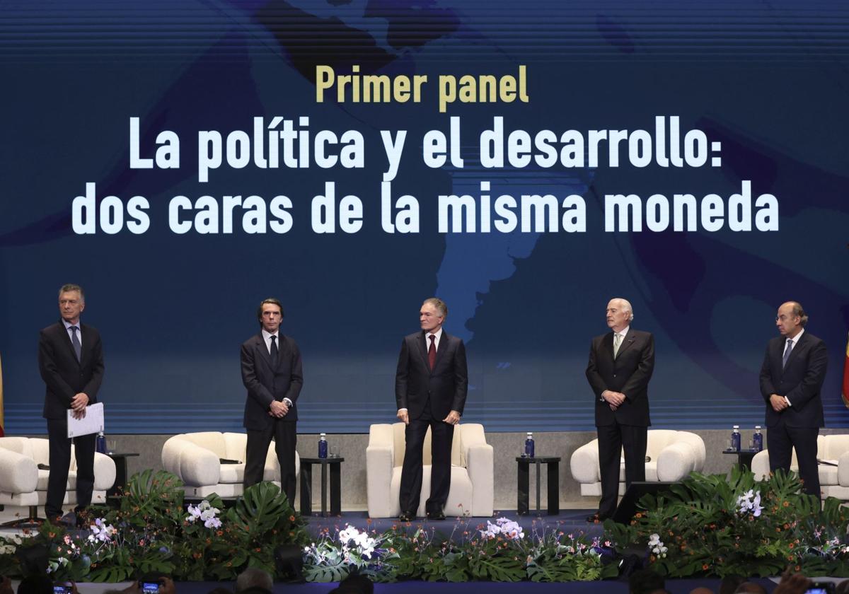 Los expresidentes Mauricio Macri (Argentina), José María Aznar (España), Dionisio Gutiérrez (moderador), Andrés Prastana (Colombia) y Felipe Calderón (México), durante su participación en Oviedo