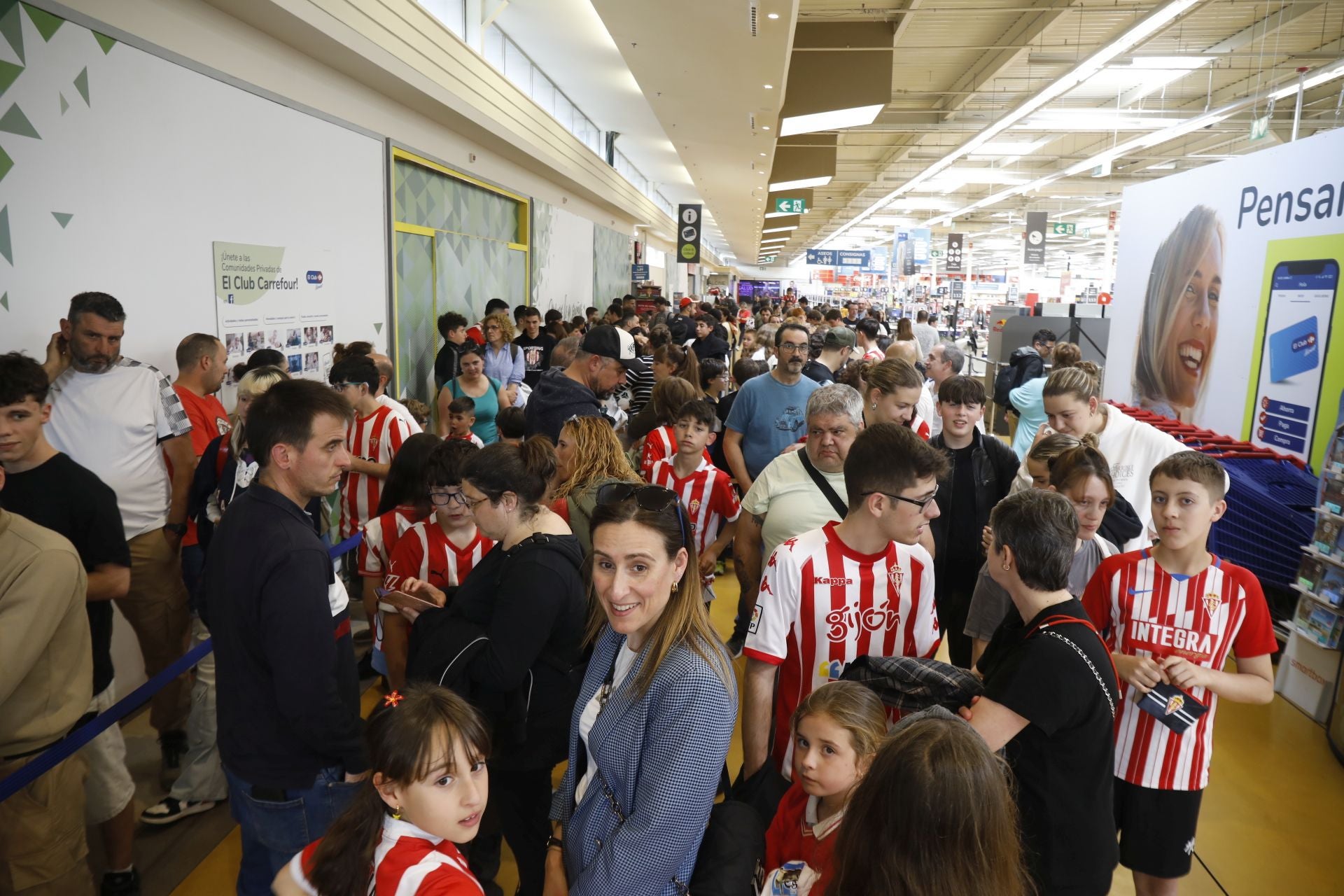 Largas colas para estar con Nacho Martín y Nico, jugadores del Sporting de Gijón