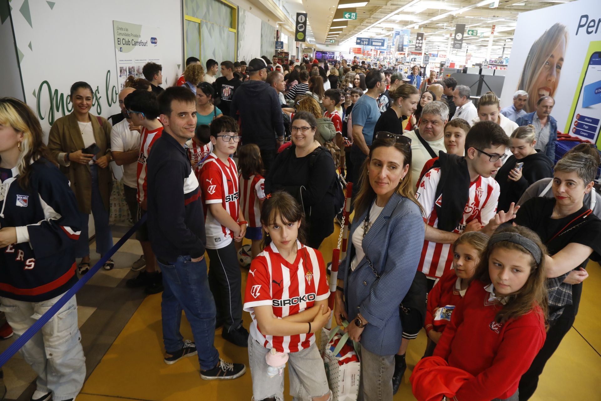 Largas colas para estar con Nacho Martín y Nico, jugadores del Sporting de Gijón