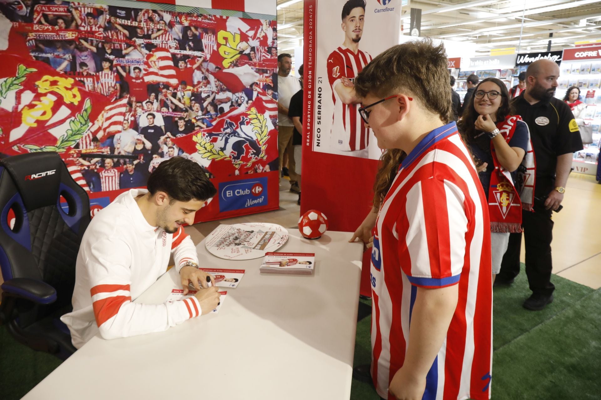 Largas colas para estar con Nacho Martín y Nico, jugadores del Sporting de Gijón