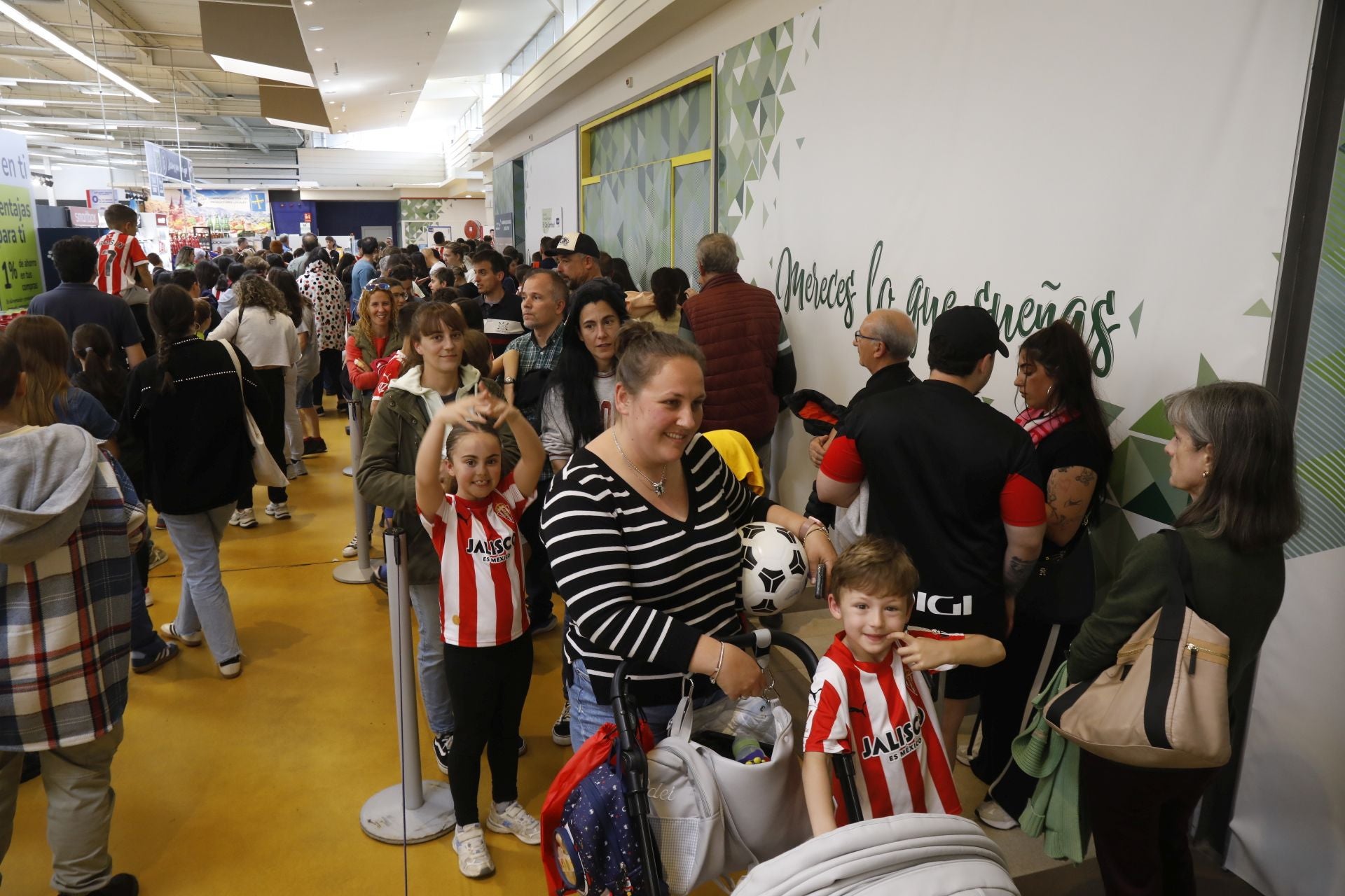 Largas colas para estar con Nacho Martín y Nico, jugadores del Sporting de Gijón
