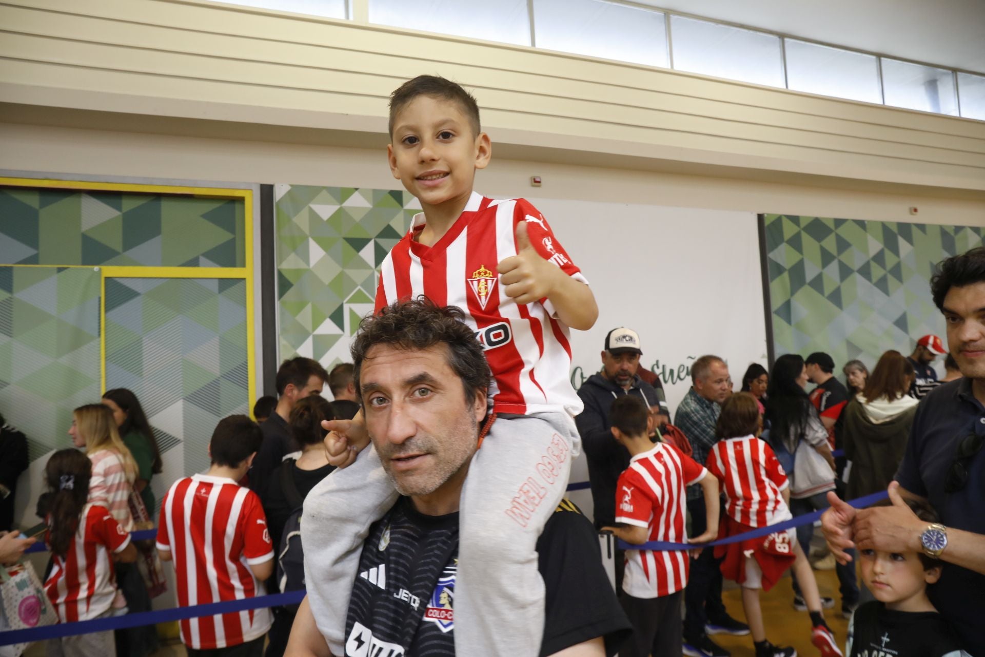 Largas colas para estar con Nacho Martín y Nico, jugadores del Sporting de Gijón