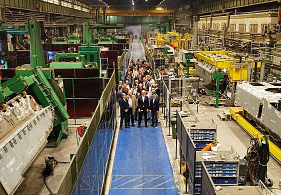Los directivos de GDELS, durante su visita a la factoría trubieca de Santa Bárbara.