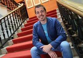 Javier Suárez Llana, portavoz de IU en Gijón, en las escaleras de la Casa Consistorial.