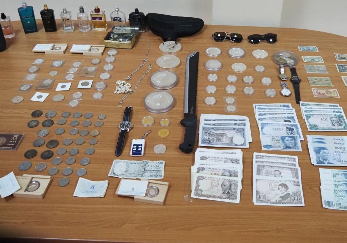 Monedas, billetes y resto de material incautado.