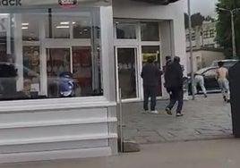 Momento de la agresión con arma blanca que tuvo lugar ayer por la tarde en Navia.